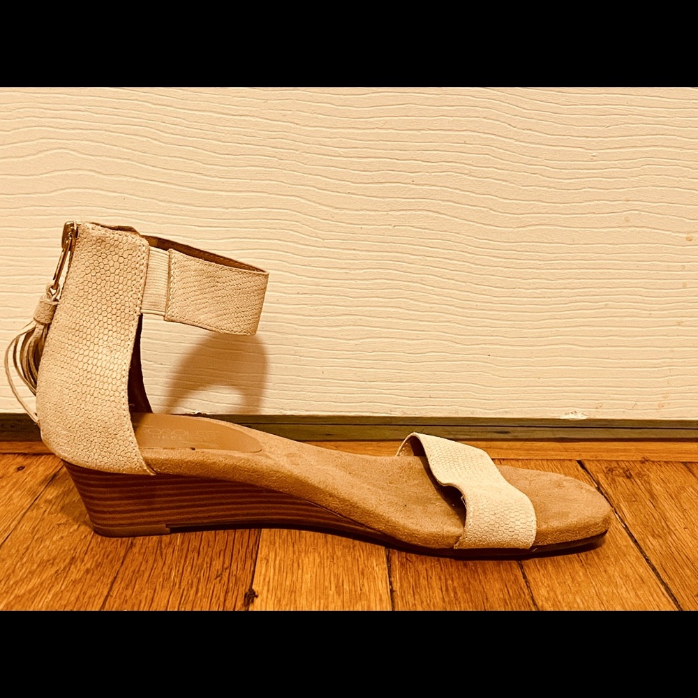 Aerosoles Women’s Low Wedge Sandal, Beige, 8.5 M